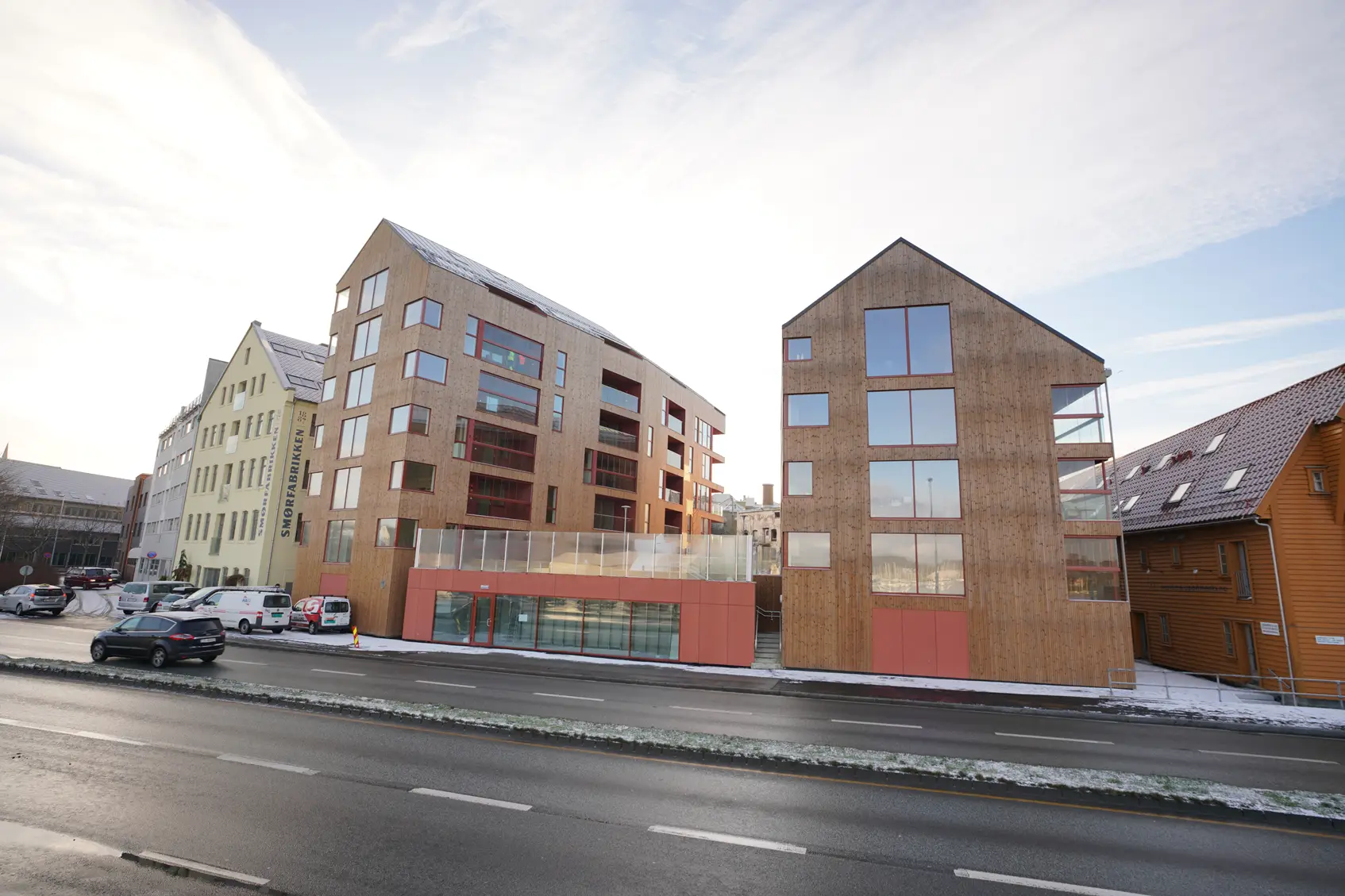 Skutene sett fra Verksgata på en solskinnsdag, med tradisjonell sjøhus-arkitektur i tre